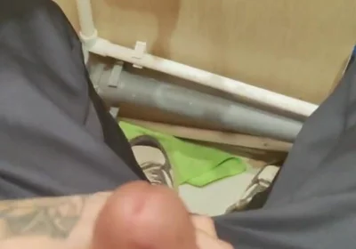 Gopnik Jerking off in the Toilet