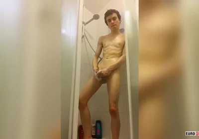 A Big Wet Uncut Twink Cock!