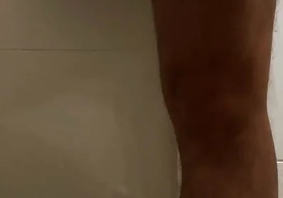 Crossdresser Con Un Gran Trasero En Minifalda Está Orinando