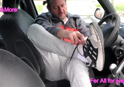 Fer Drives Barefoot