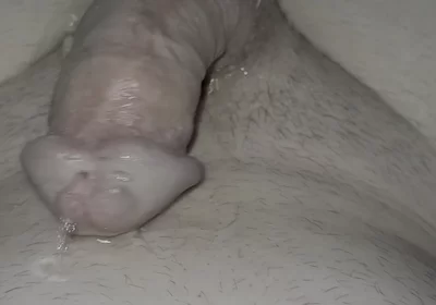 Tenn Shower Piss in Bellybutton