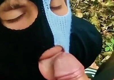 Twinks with Big Dicks Fuck During Breaks in the Park Without Condoms Until They Cum