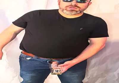 Dressed up with Cool Sunglasses, Treat Yourself to a Hot Piss
