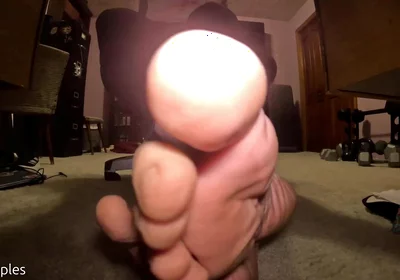 Worship My Feet While I Game!